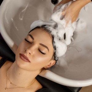 feliz-cliente-peluqueria-que-lava-cabello-champu_78492-348(2)