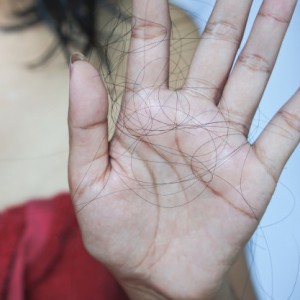 perdida-cabello-mano-mujer-mientras-toma-ducha_34670-69